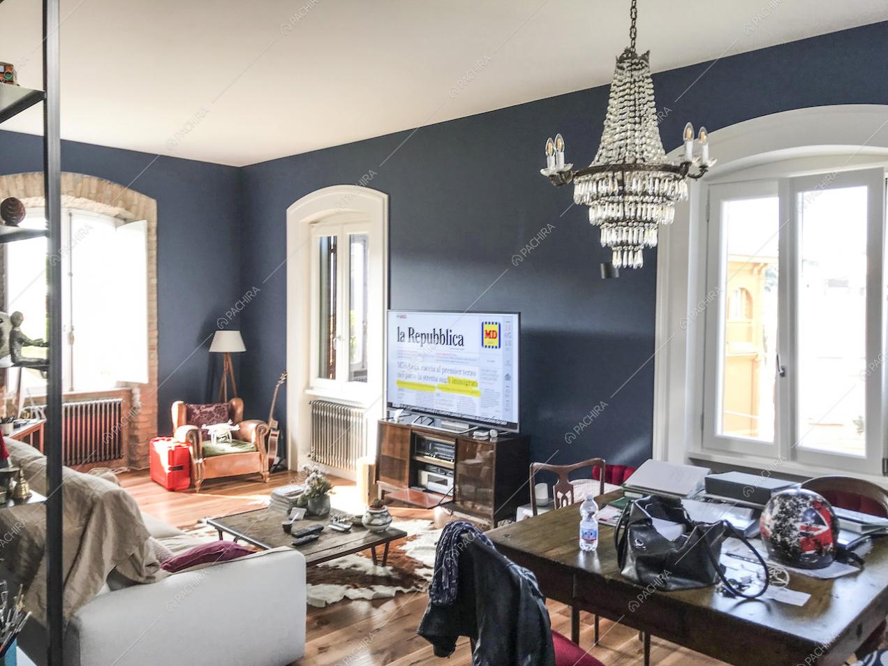 Living con lampadario e pareti blu