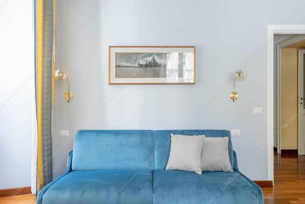 Divano azzurro dell'appartamento Crescione, location in stile contemporaneo a Roma