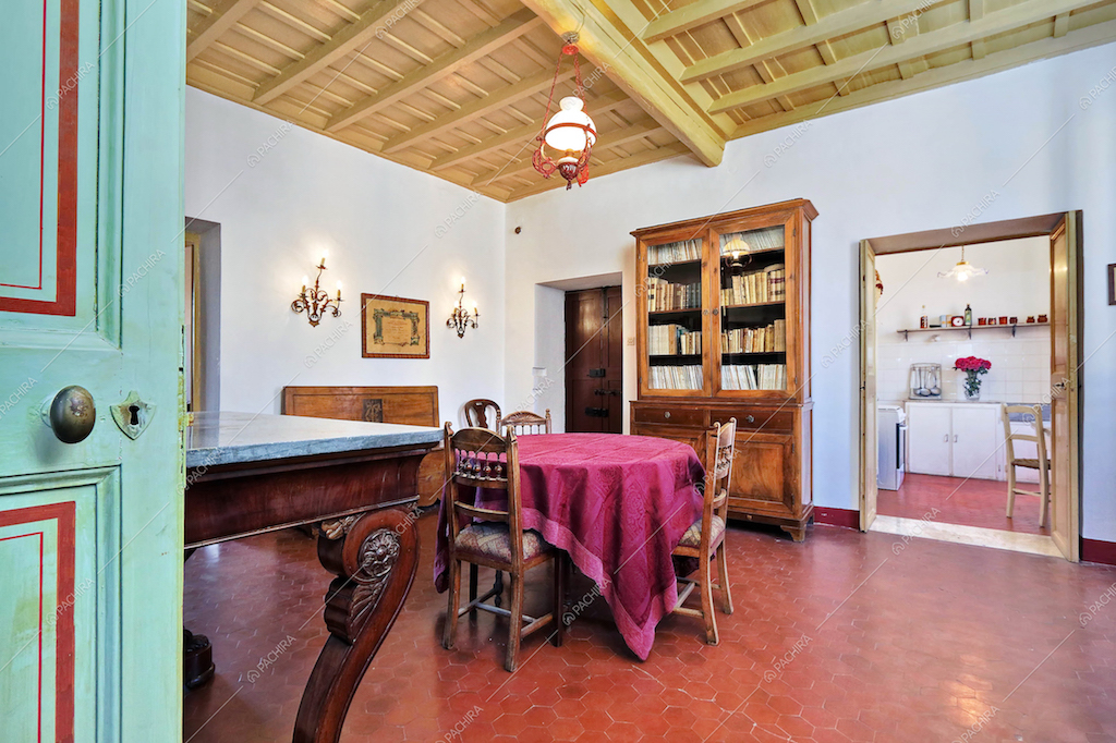 Sala da pranzo con vista cucina