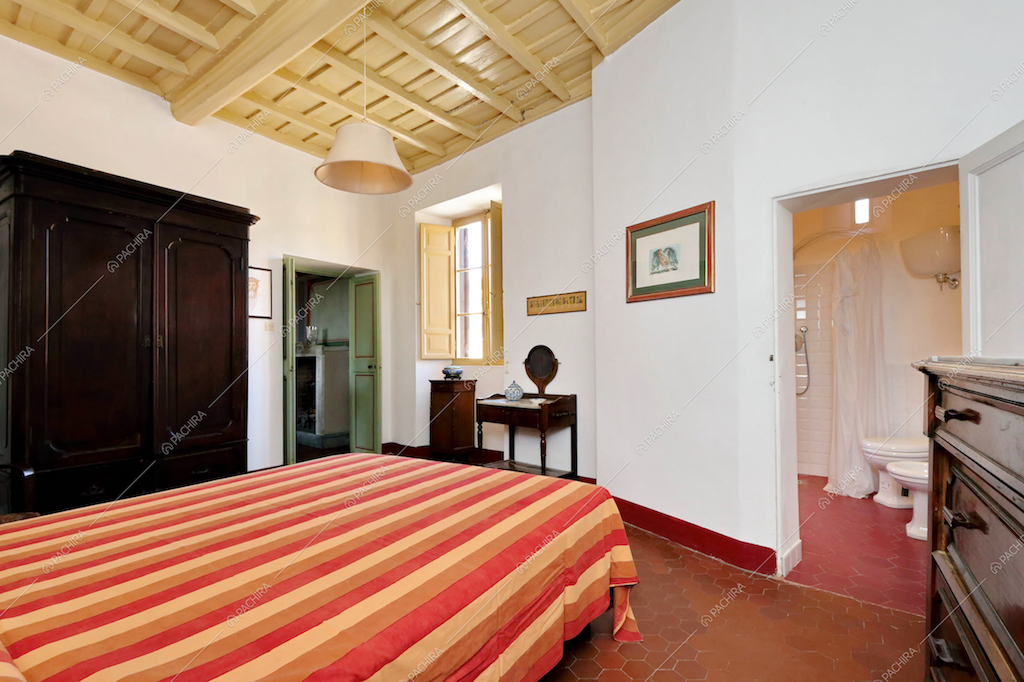 Letto matrimoniale e vista sul bagno