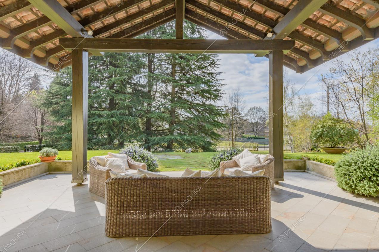 Salotto da esterni nella veranda con vista sul parco
