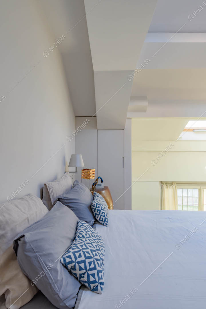 Luminosa camera da letto matrimoniale con parete in vetro