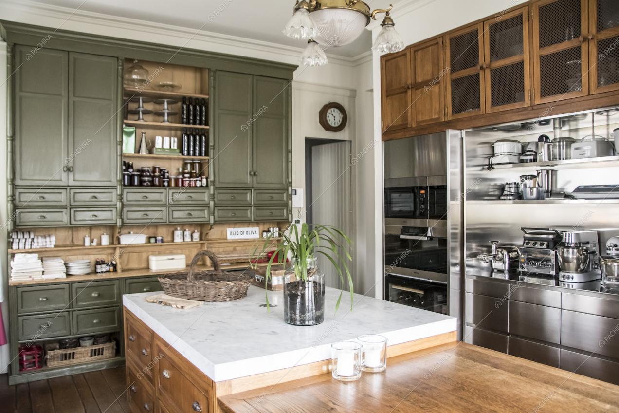 Cucina con isola centrale in questo appartamento a Milano