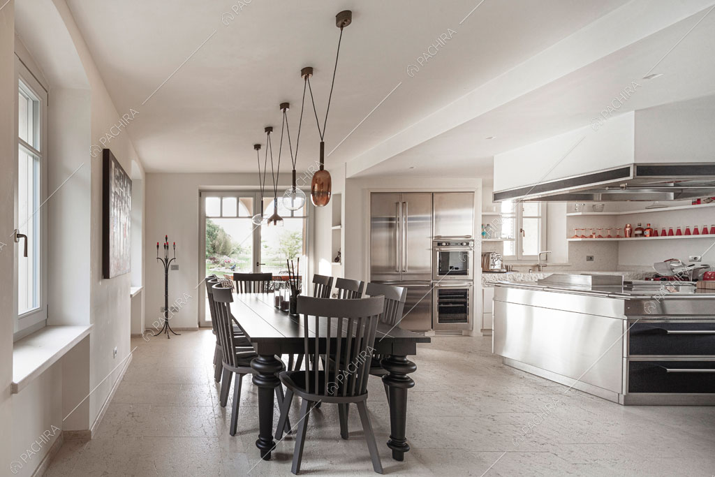Cucina a vista della villa Ghibli, location in stile contemporaneo a Verona