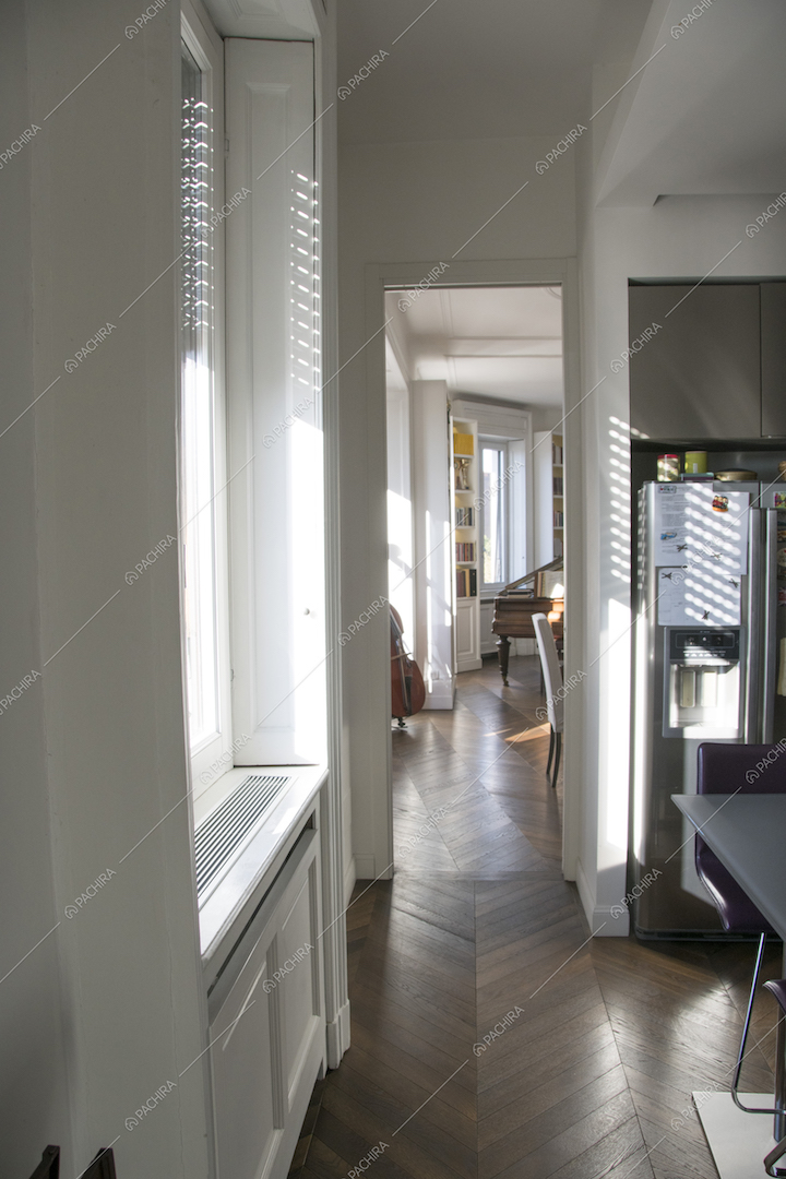 Il corridoio con pavimento a parquet a spina di pesce della Location Lime