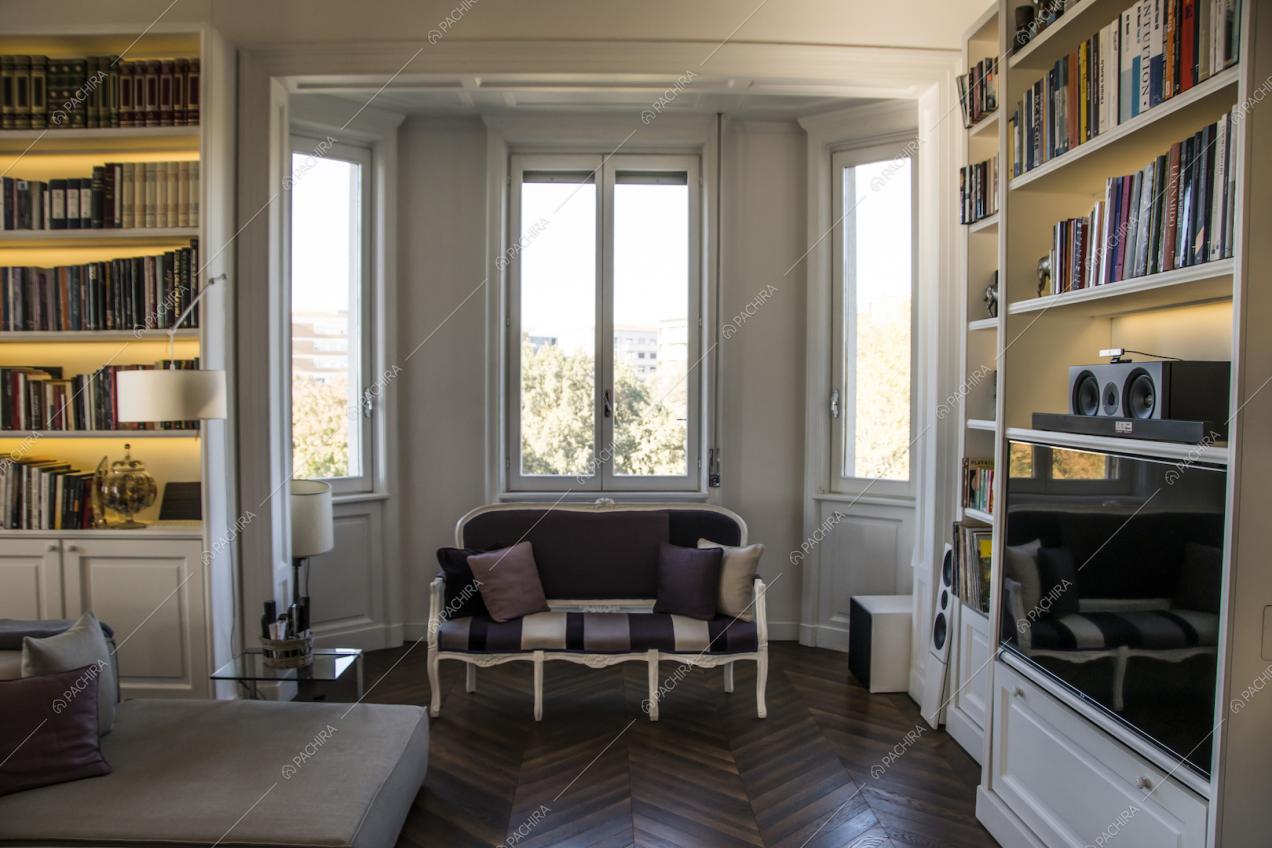 Elegante bow window con poltrona classica