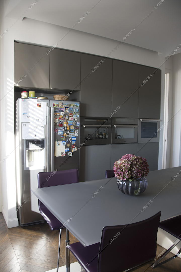 Sala da pranzo e frigorifero nella cucina della Location Lime