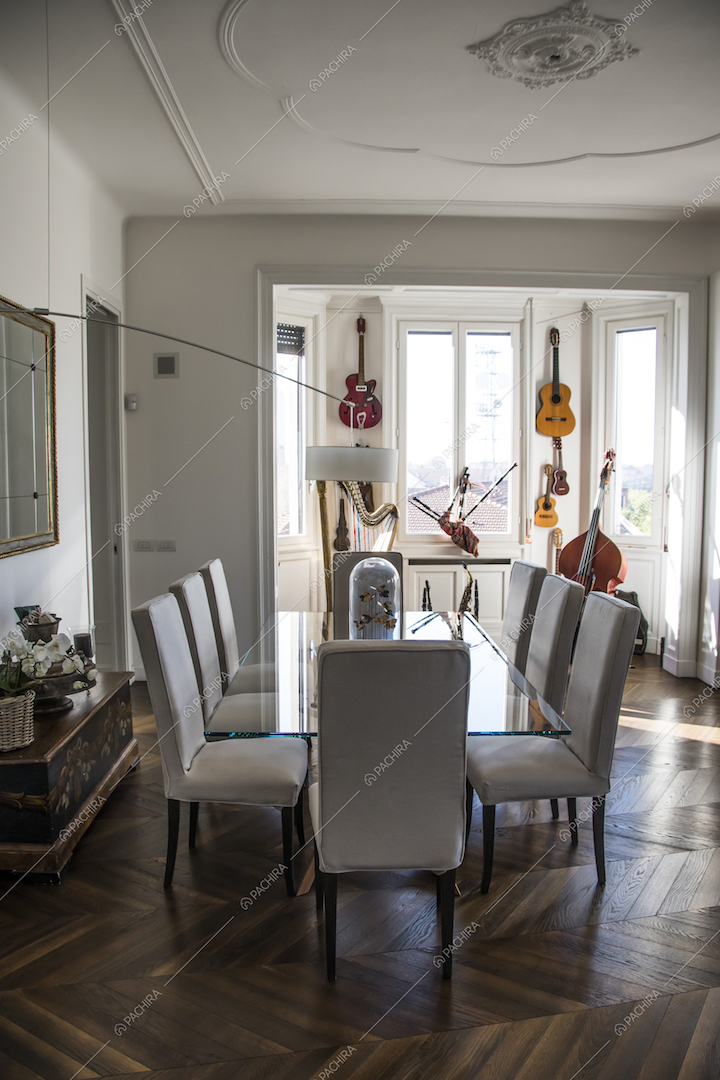 La sala da pranzo di questo lussuoso appartamento in stile contemporaneo