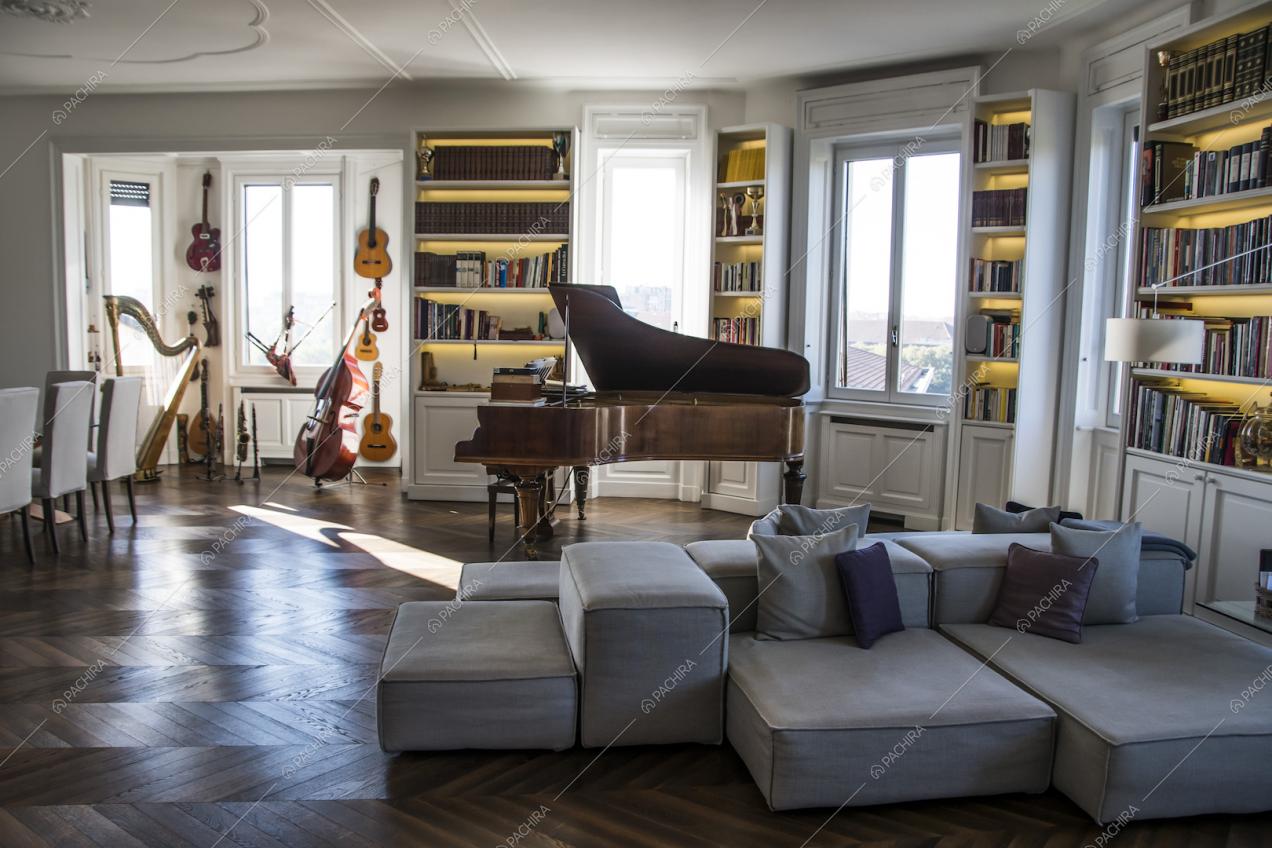 Soffitti alti e pavimento in parquet nel living della Location Lime
