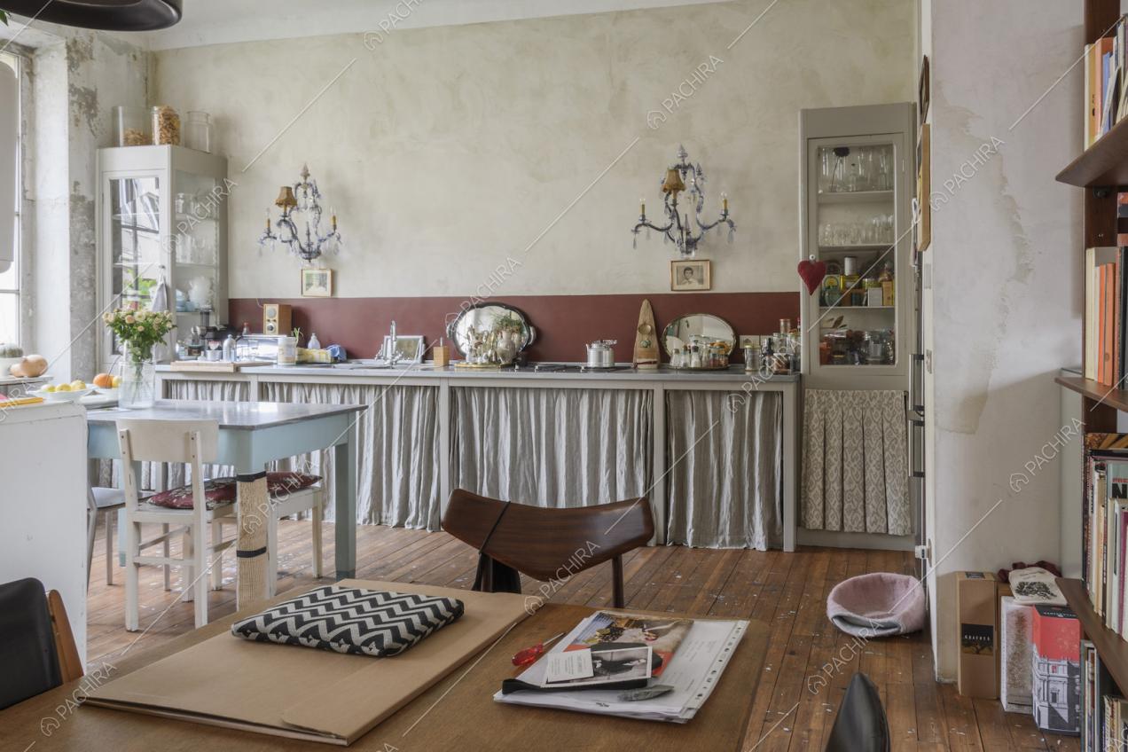 Cucina a parete vicino alla zona giorno open space