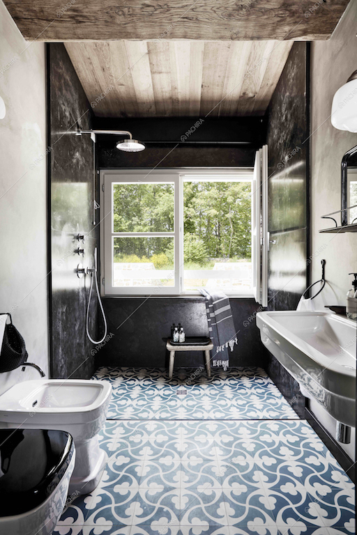 Grazioso bagno con travi a vista in legno