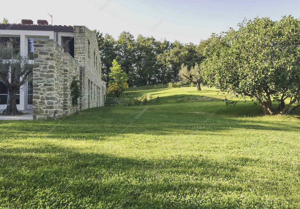 Il giardino rigoglioso della Location Rovere