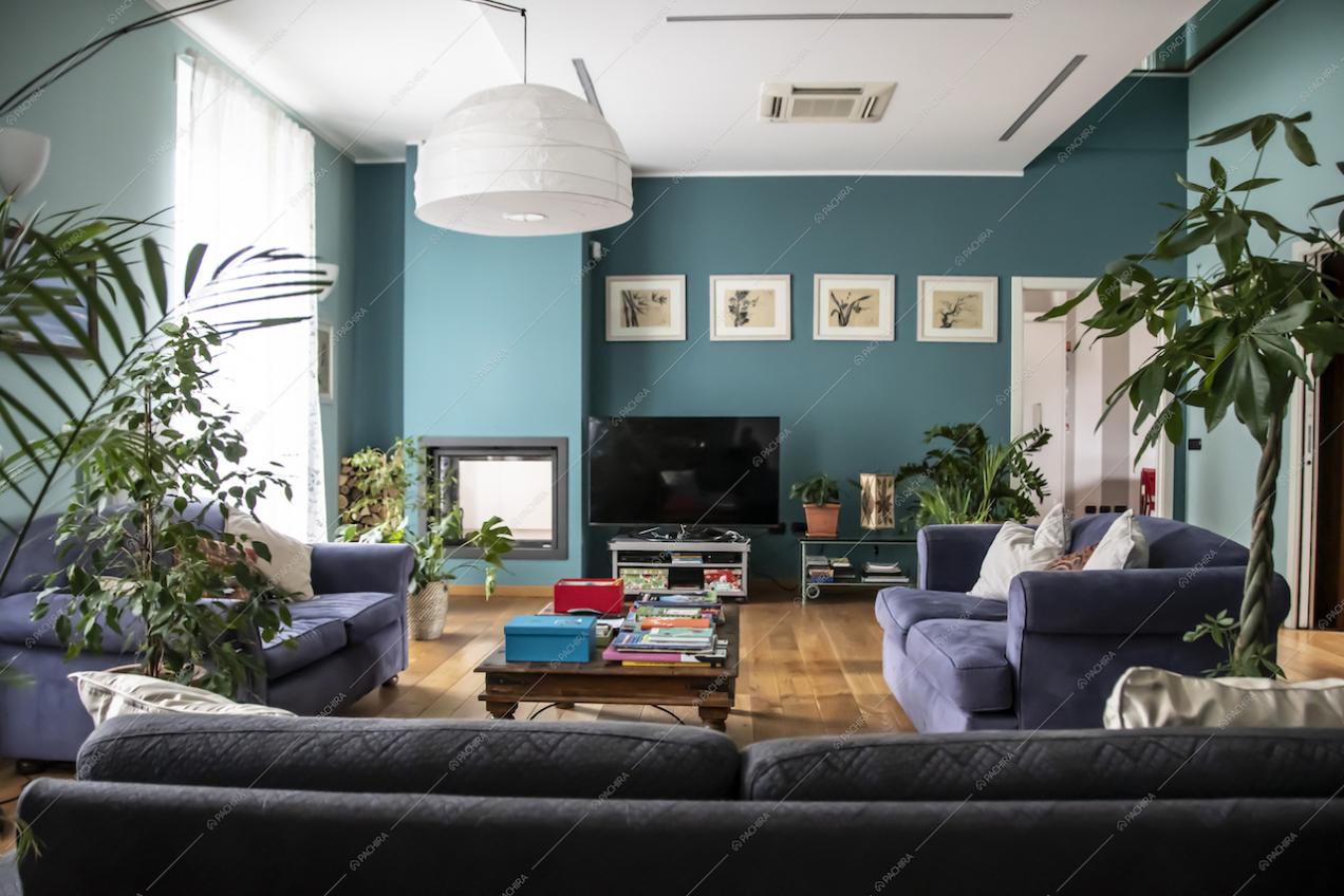 Il living spazioso della Location Vanda con divani, tv e camino