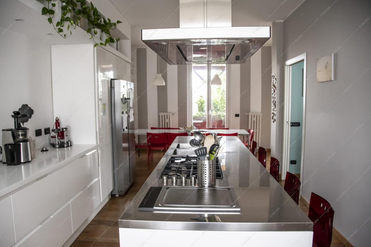 Cucina contemporanea: isola e fornelli a gas