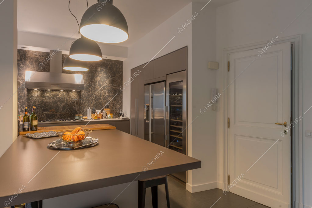 Cucina dell'appartamento Mizuna, location in stile contemporaneo a Roma