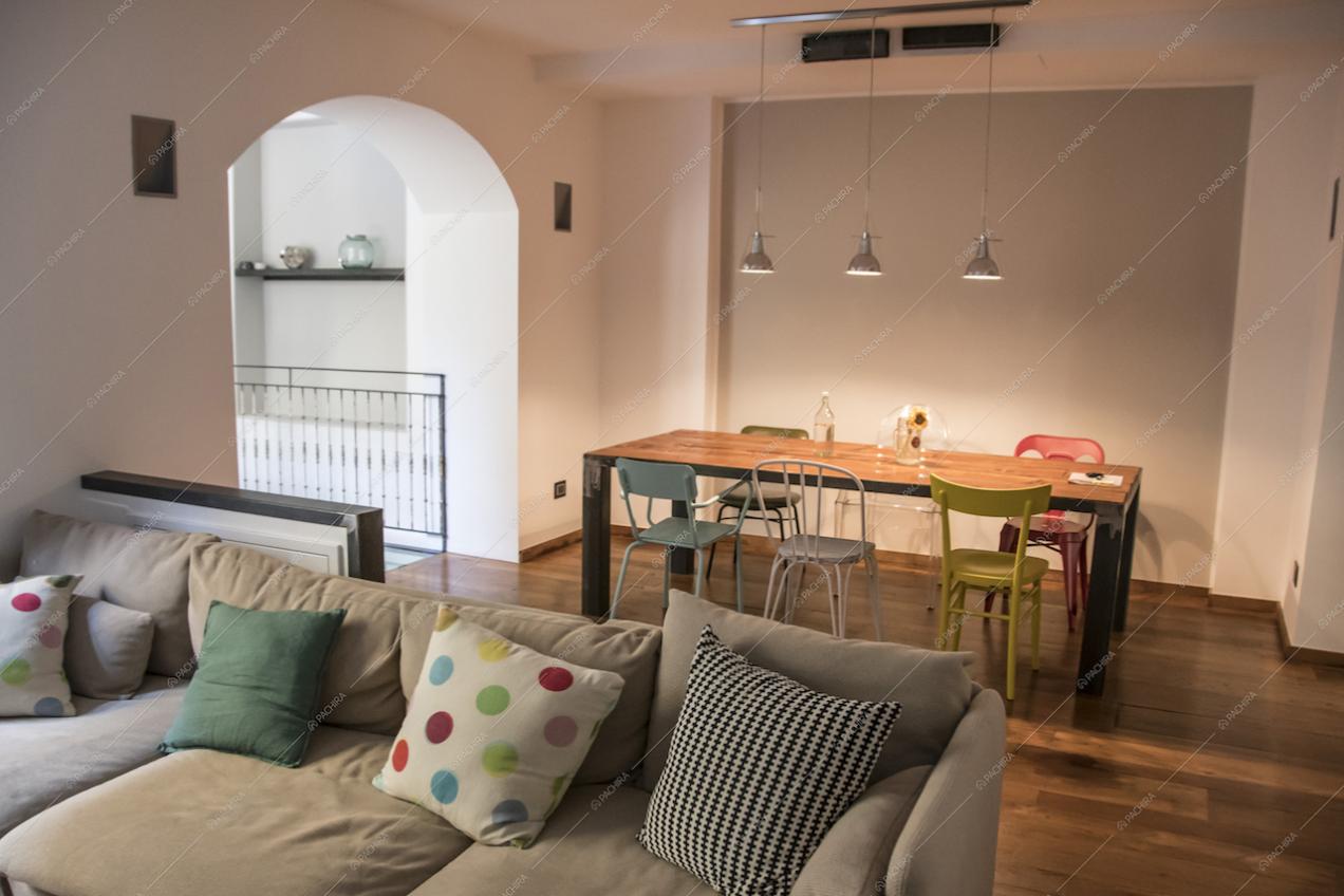 La sala da pranzo del Moderno Loft Carota
