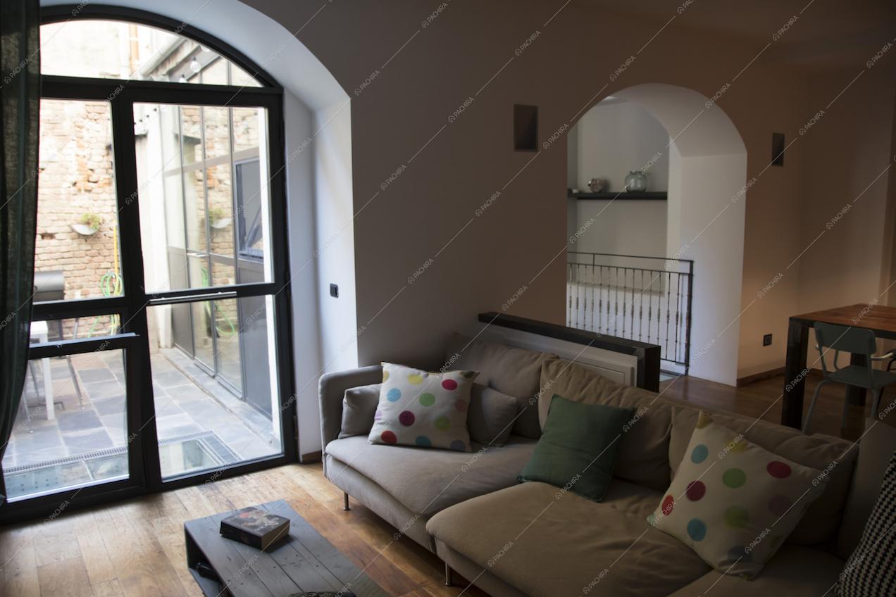 Vetrate e salotto Open Space in questo Loft a Milano