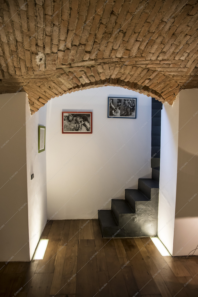 Le scale sotto l'arco in mattoni
