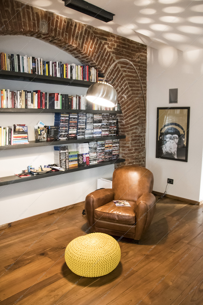 La libreria sotto un arco in mattoncini rossi della Location Carota