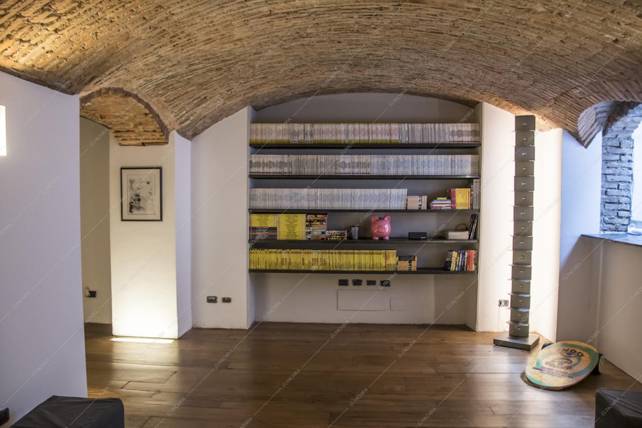 La libreria sotto un arco a volta in mattoni