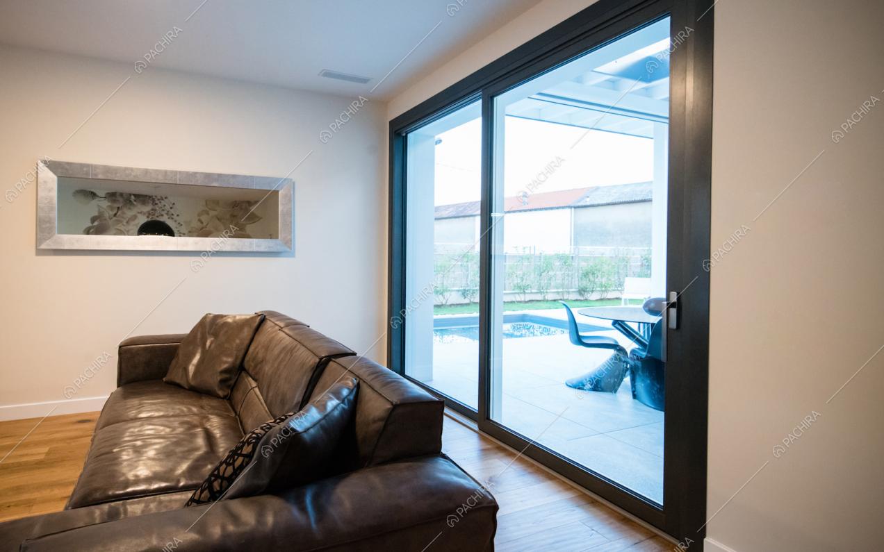 Divano e vetrate di questa villa moderna per shooting