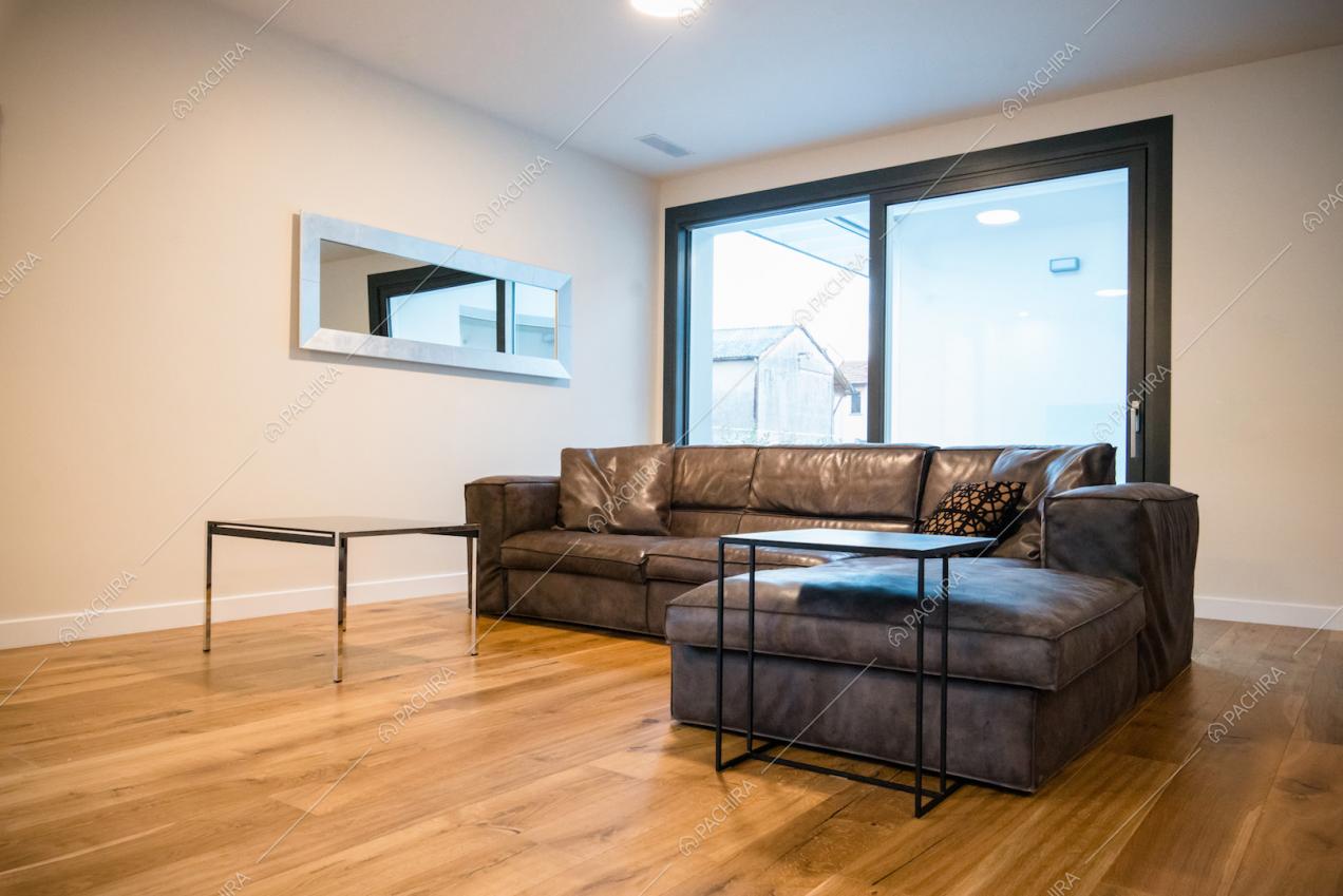 Divano, vetrate e parquet della Location Dicondra
