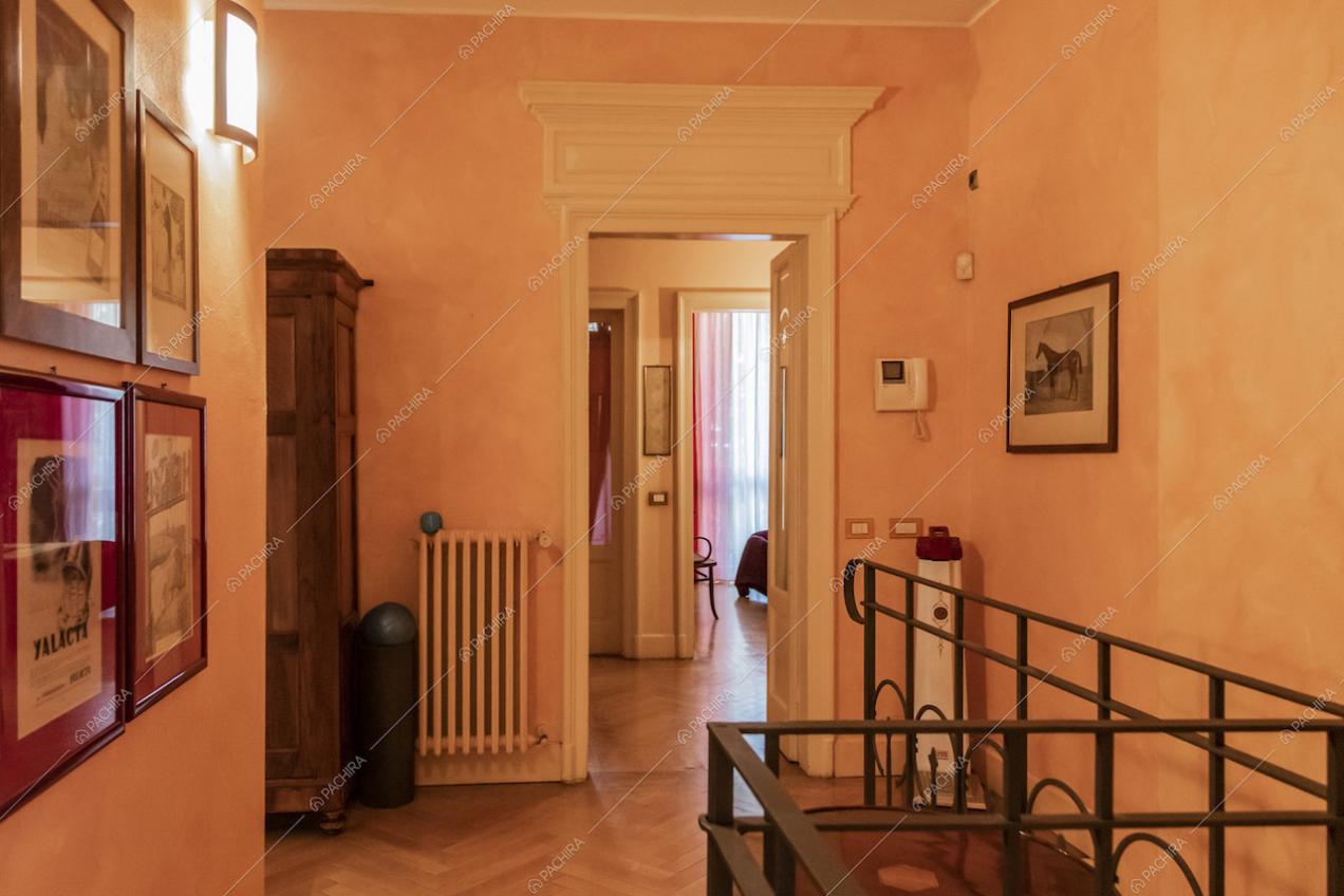 Pianerottolo della villa Curcuma, location in stile contemporaneo a Milano