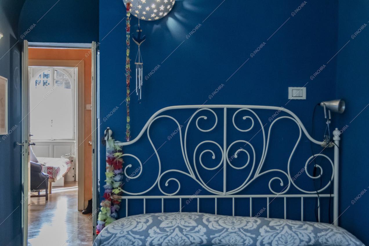 Camera da letto della villa Curcuma, location in stile contemporaneo a Milano