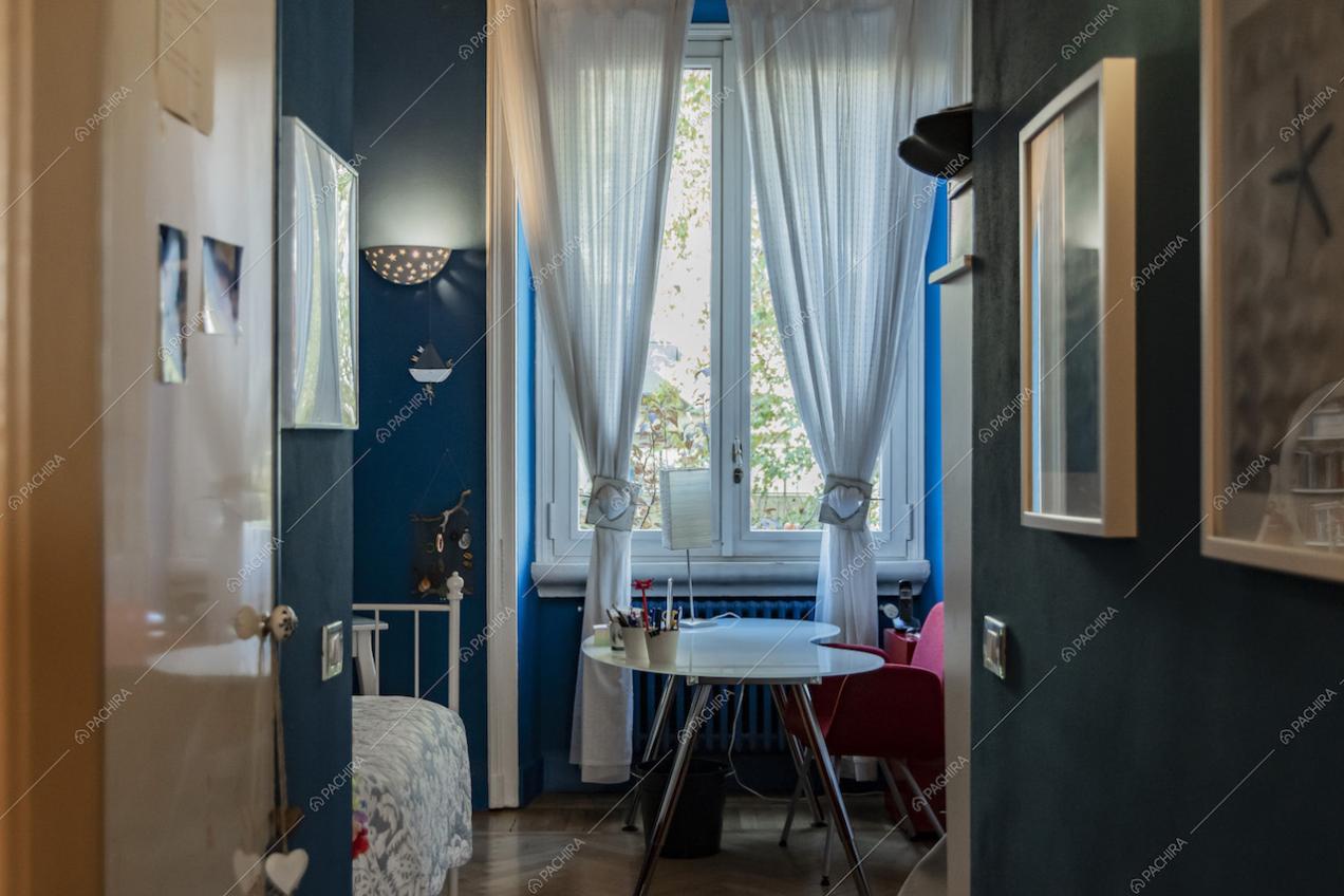 Camera da letto della villa Curcuma, location in stile contemporaneo a Milano