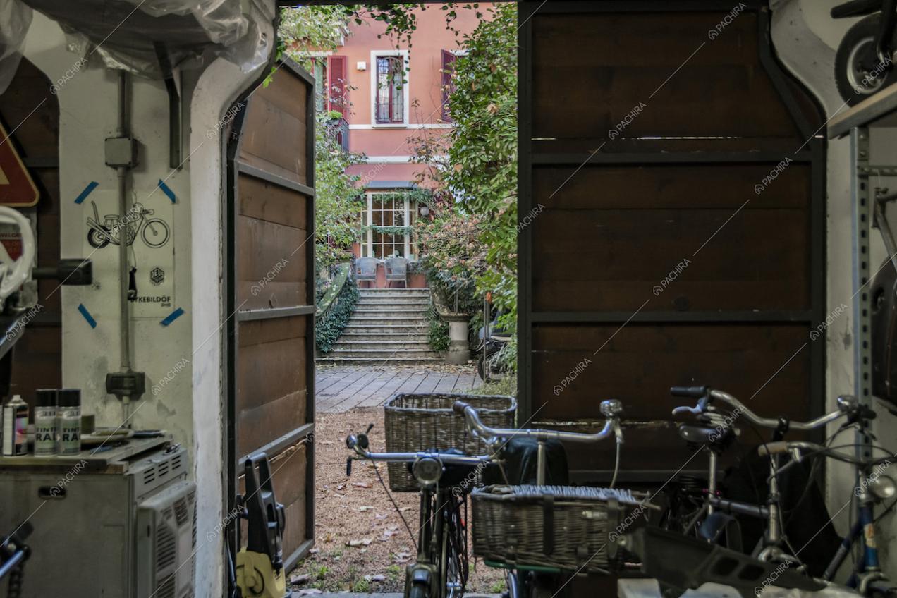 Garage della villa Curcuma, location in stile contemporaneo a Milano