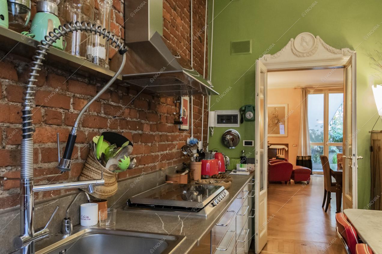 Cucina della villa Curcuma, location in stile contemporaneo a Milano