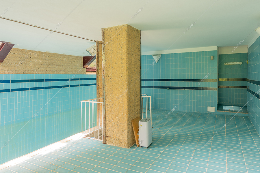 Piscina interna della villa Noce, location in stile vintage a Milano