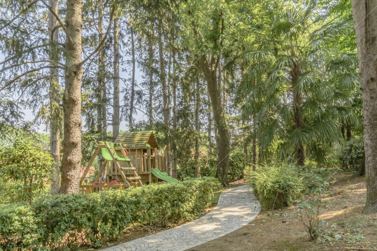 Nel bosco della location, un vialetto conduce a un parco giochi per bambini