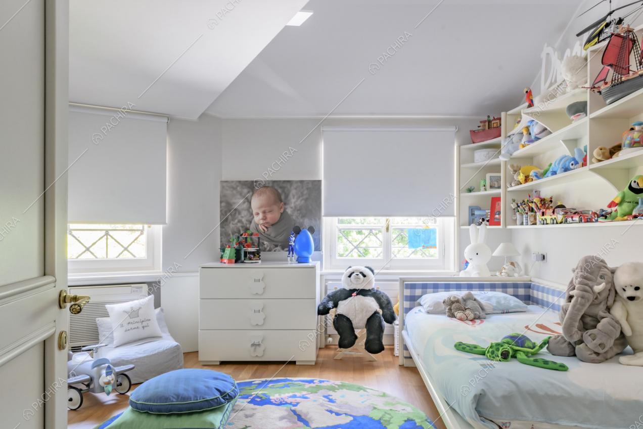 Camera da letto dei bambini con pavimento in parquet, letto singolo e pareti bianche