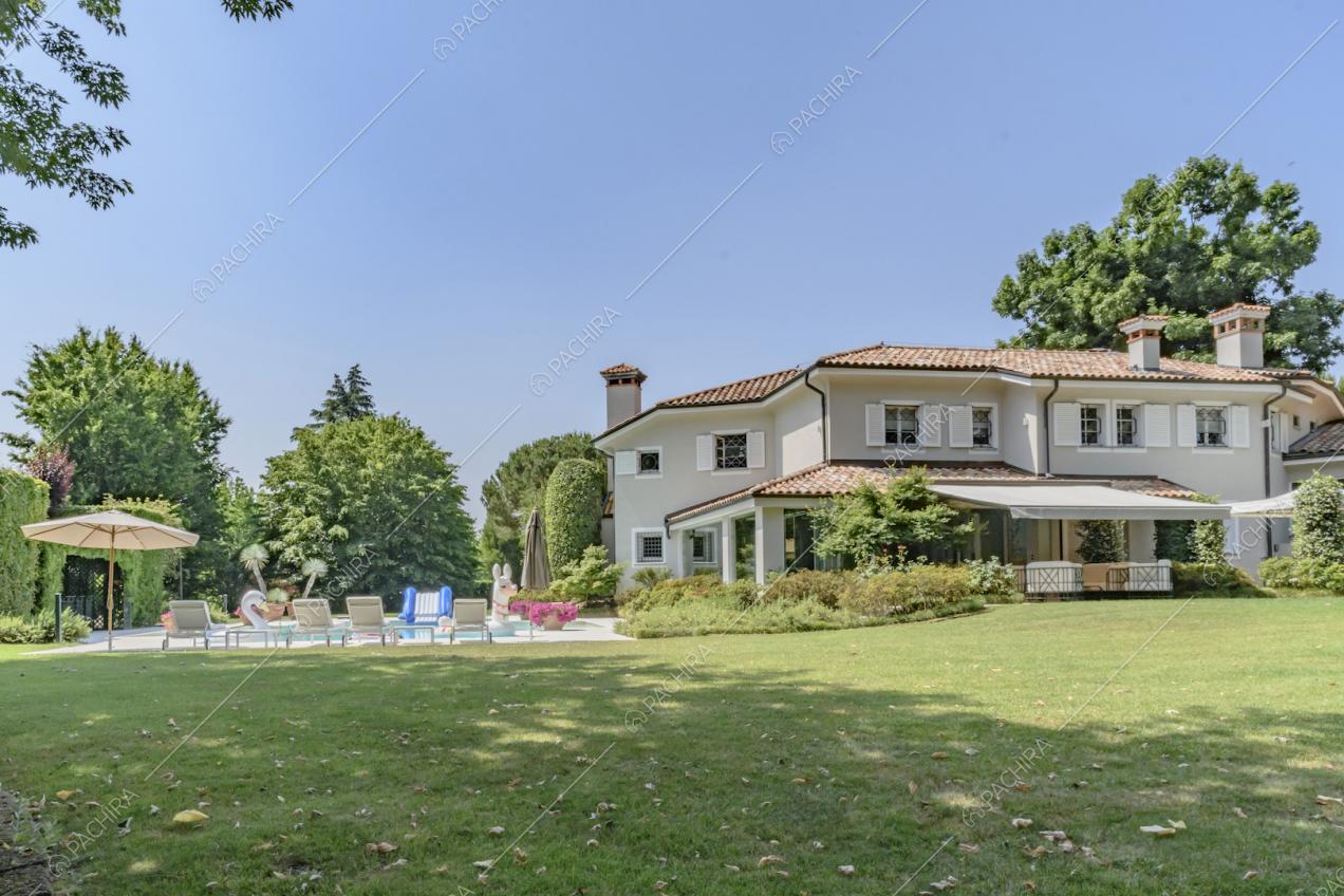 Grande e curato giardino della location con vista sulla piscina