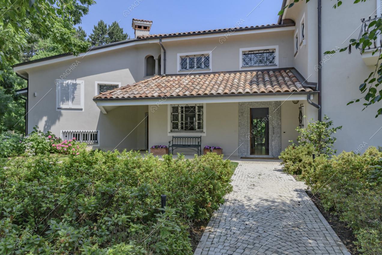Vialetto in sampietrini per accedere alla villa
