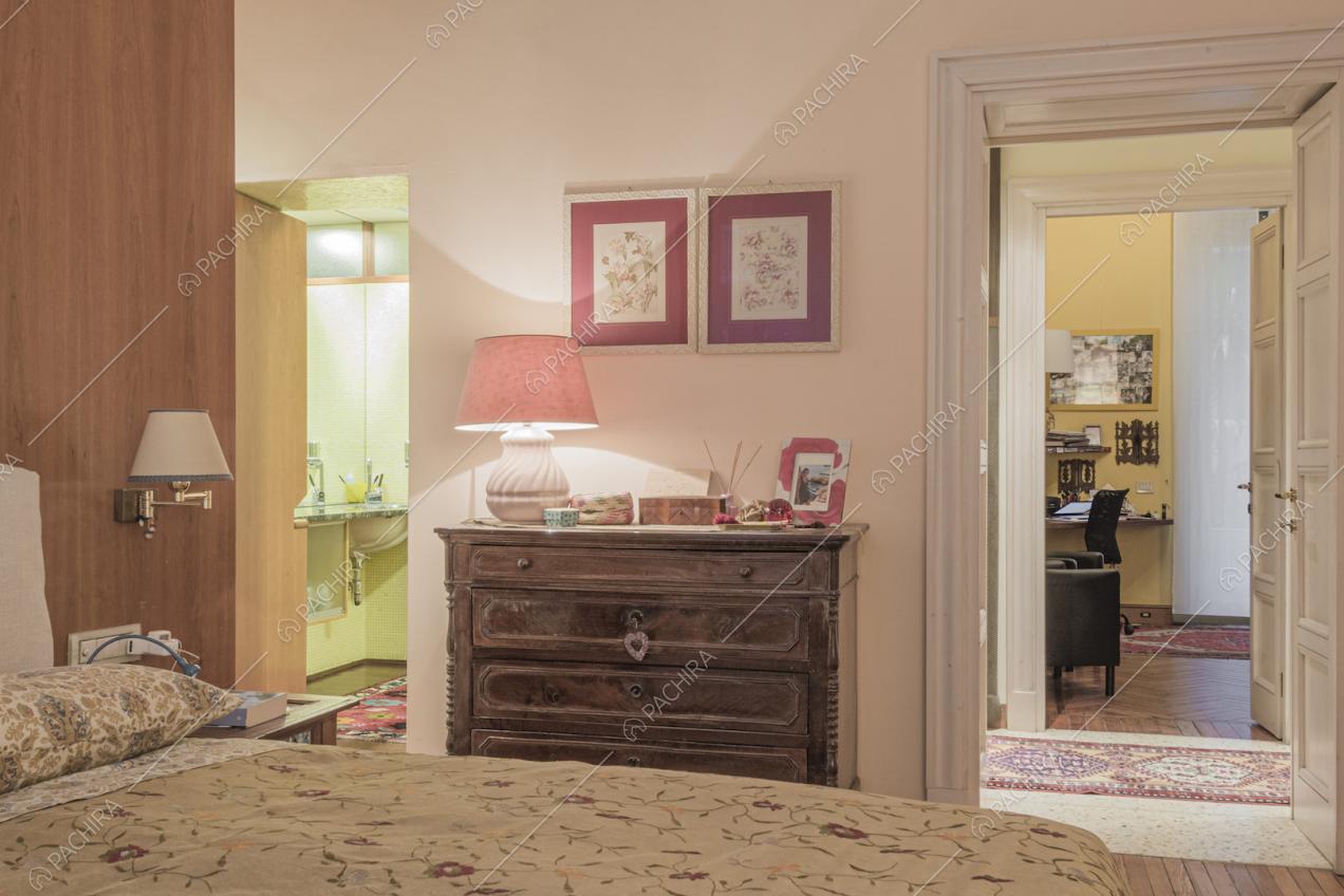 Cassettiera antica in legno con lampada e soprammobili