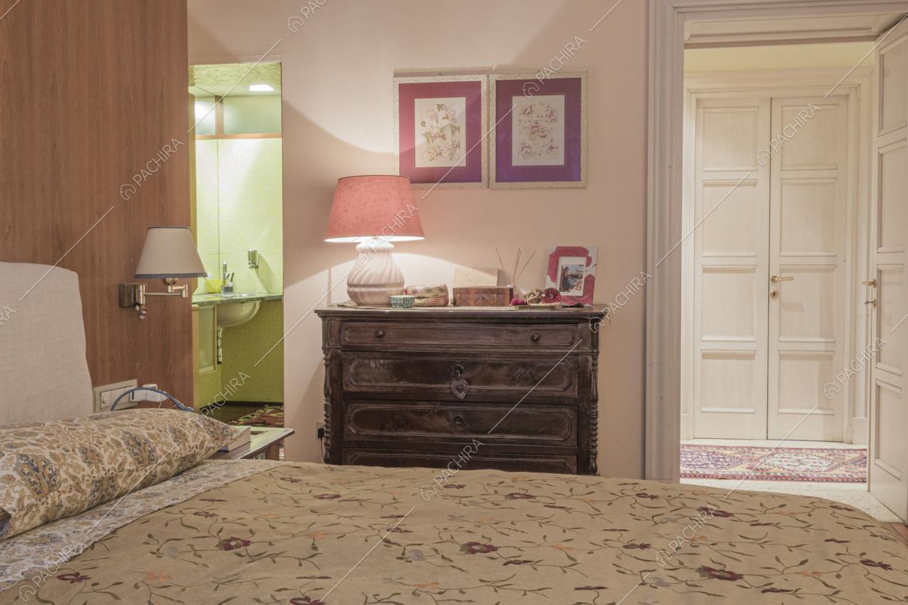 Camera da letto matrimoniale con parete in legno