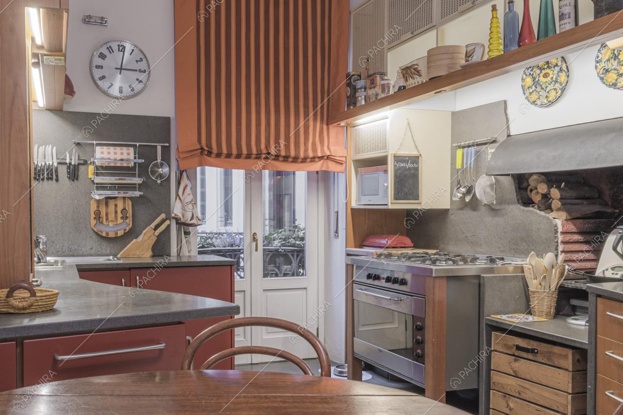 Forno vintage, utensili da cucina e orologio da parete