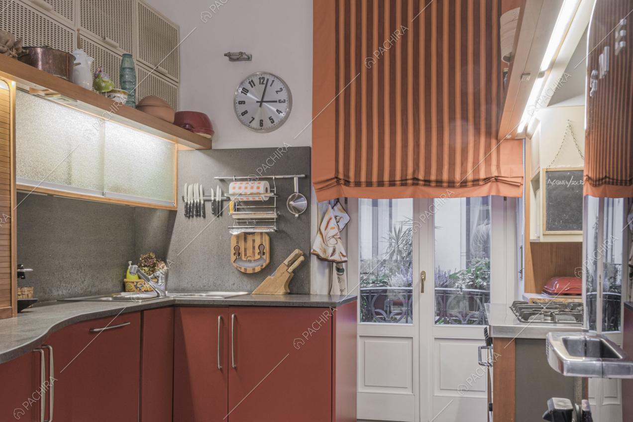 Cucina con mobili bordeaux e parete bicolor