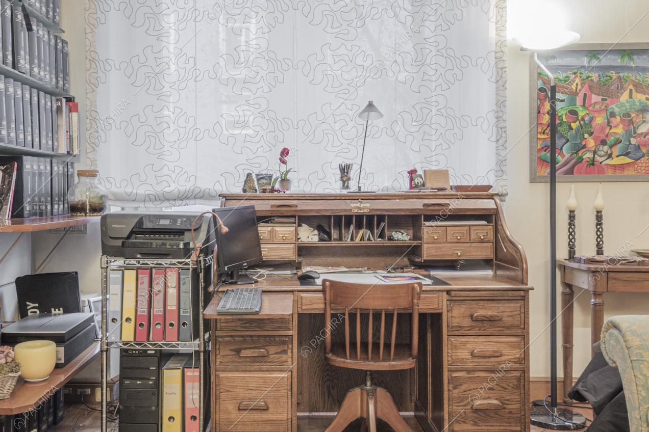 Scrivania d'epoca in legno con cassettini e sedia vintage