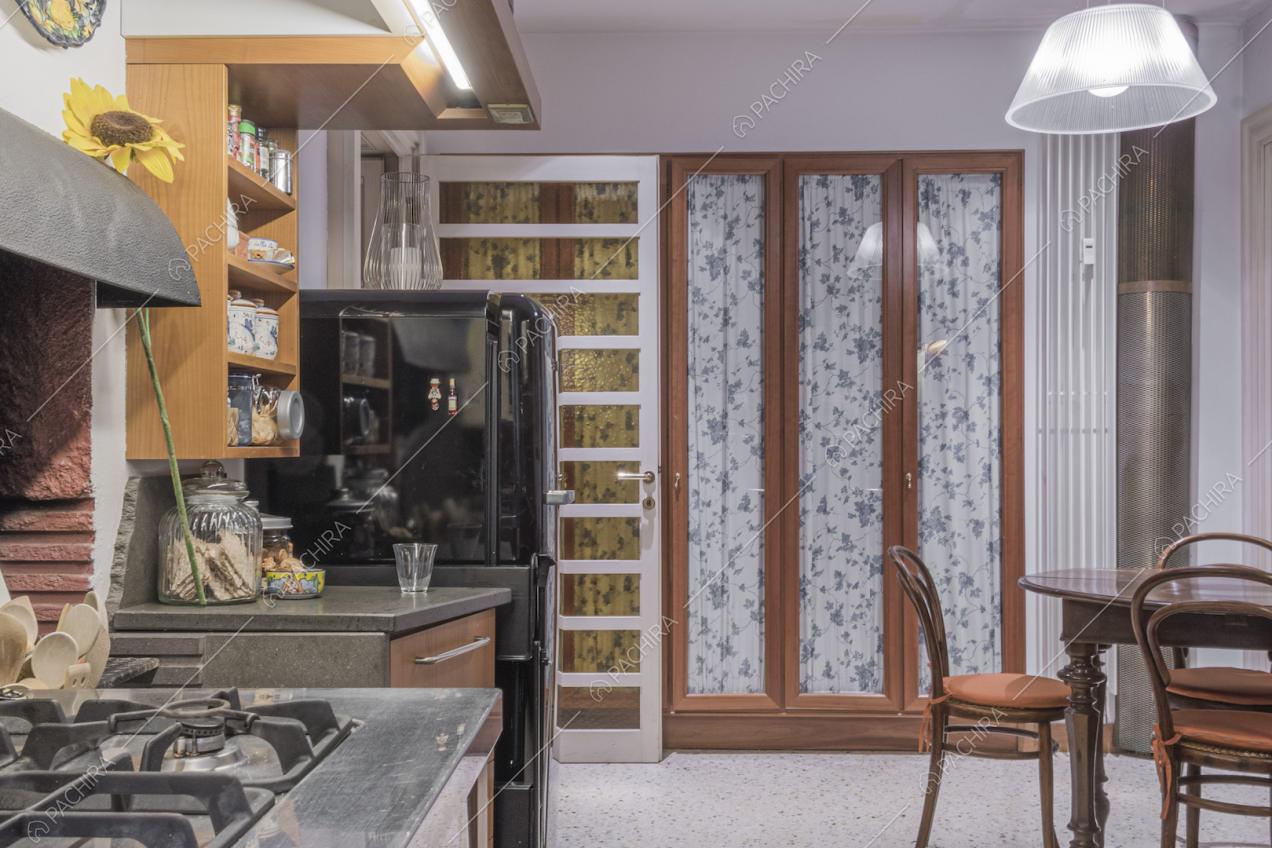 Frigorifero di design nero e tavolo da pranzo in legno