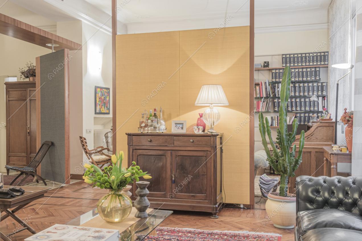 Mobili vintage in legno con cassetti e pavimento in parquet