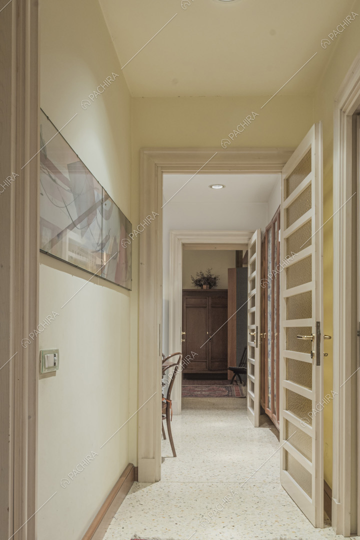 Corridoio con porte a battente in legno e vetro
