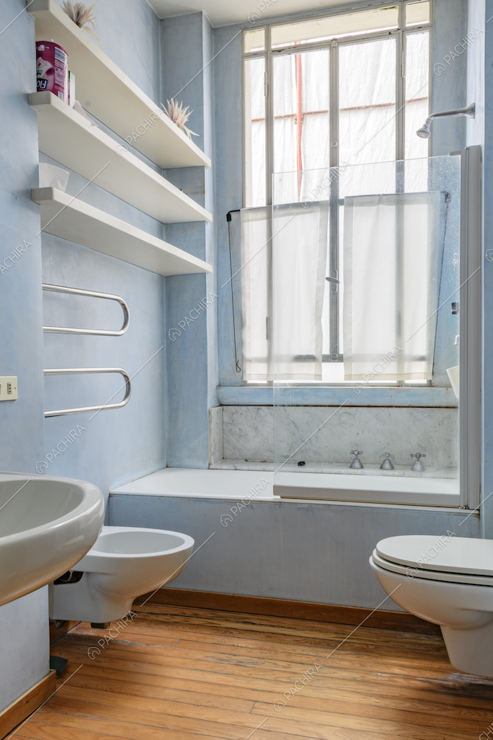Bagno celeste con vasca