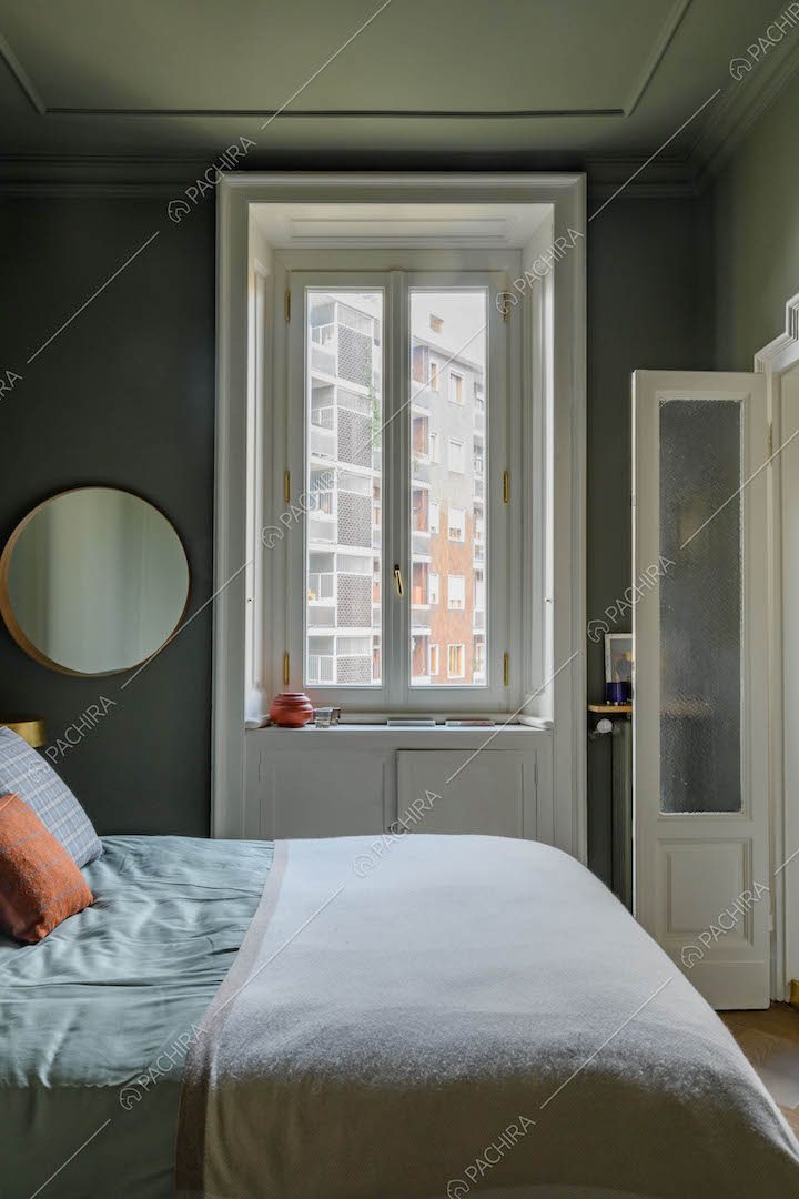 Camera da letto matrimoniale, boiserie sul soffitto e porta a vetri