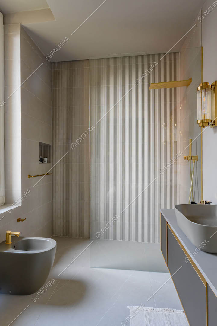 Luminoso bagno in stile minimal con sanitari grigi e box doccia
