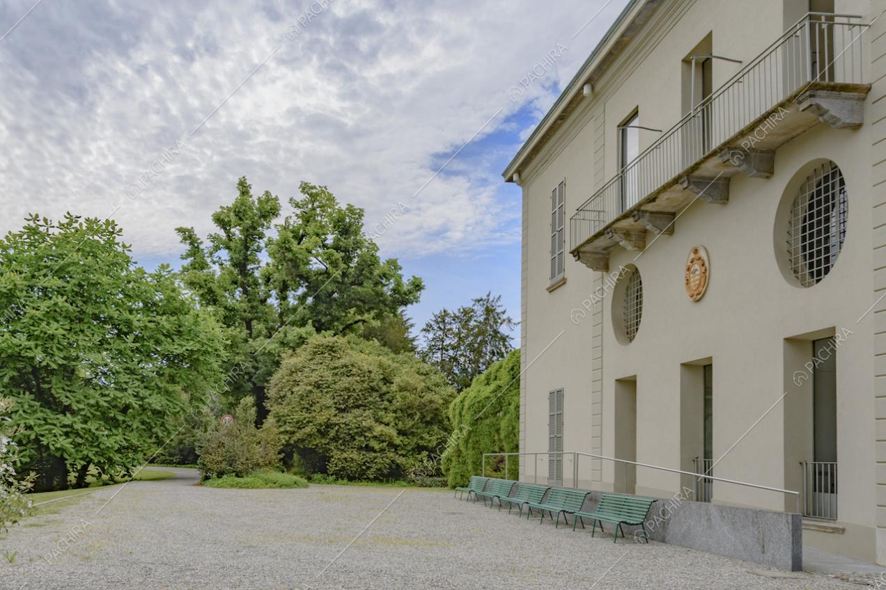 L'esterno della villa con ballatoio e giardino