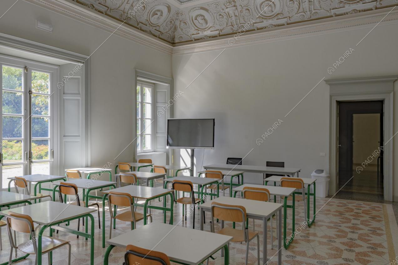 Schermo digitale nell'aula allestita all'interno della villa
