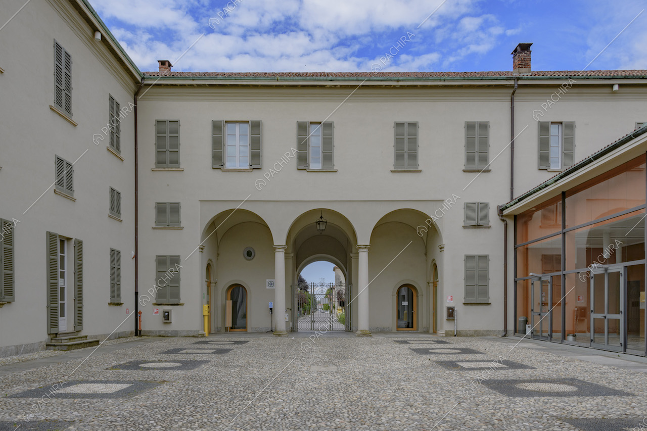 Dimora storica con cortile al centro e portico